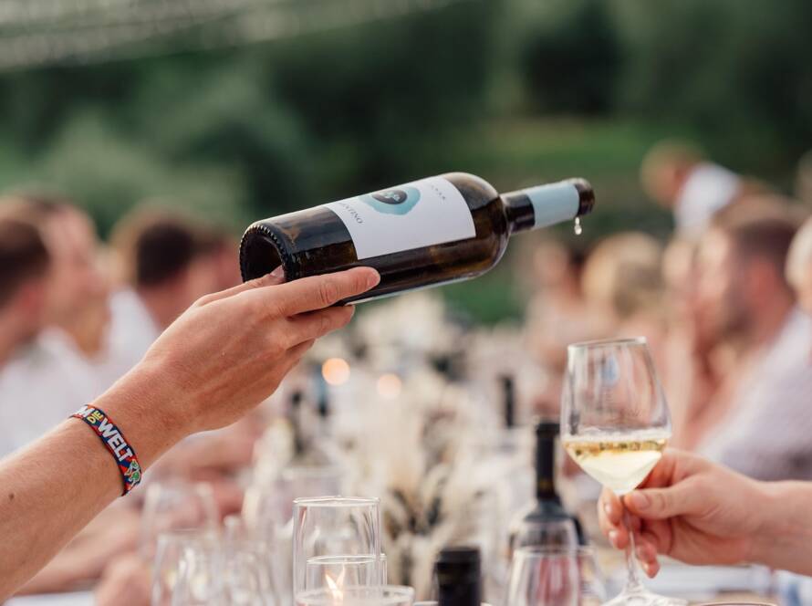Groupe de particuliers en dégustation privée de vins animée par une œnologue en Normandie