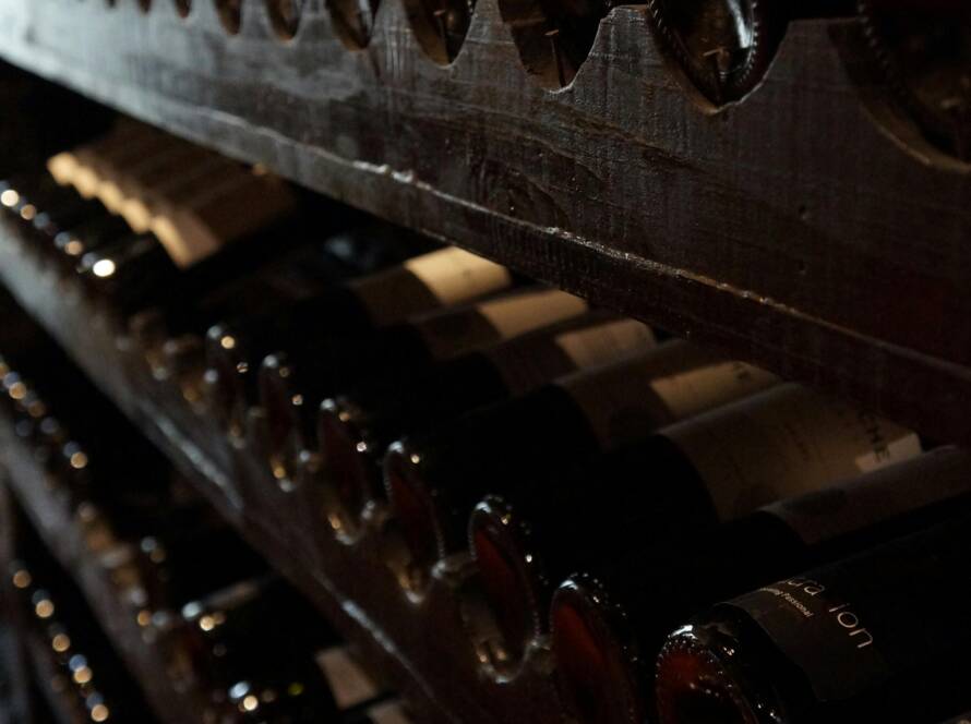 Bouteilles de vin exposées dans une cave – sélection Coup de Foudre en condition de vieillissement idéale