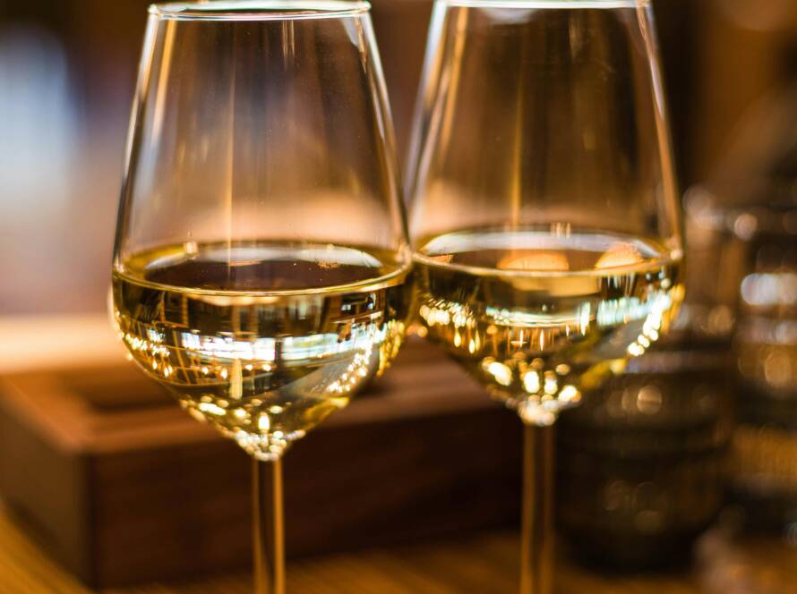 Verre de vin blanc servi lors d’un atelier de dégustation Coup de Foudre animé par Annabelle Le Doledec