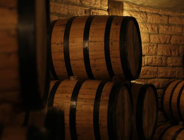 Tonneau de chêne dans une cave de vieillissement – vin en cours d’élevage